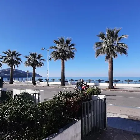 Il Mare Di Fronte *